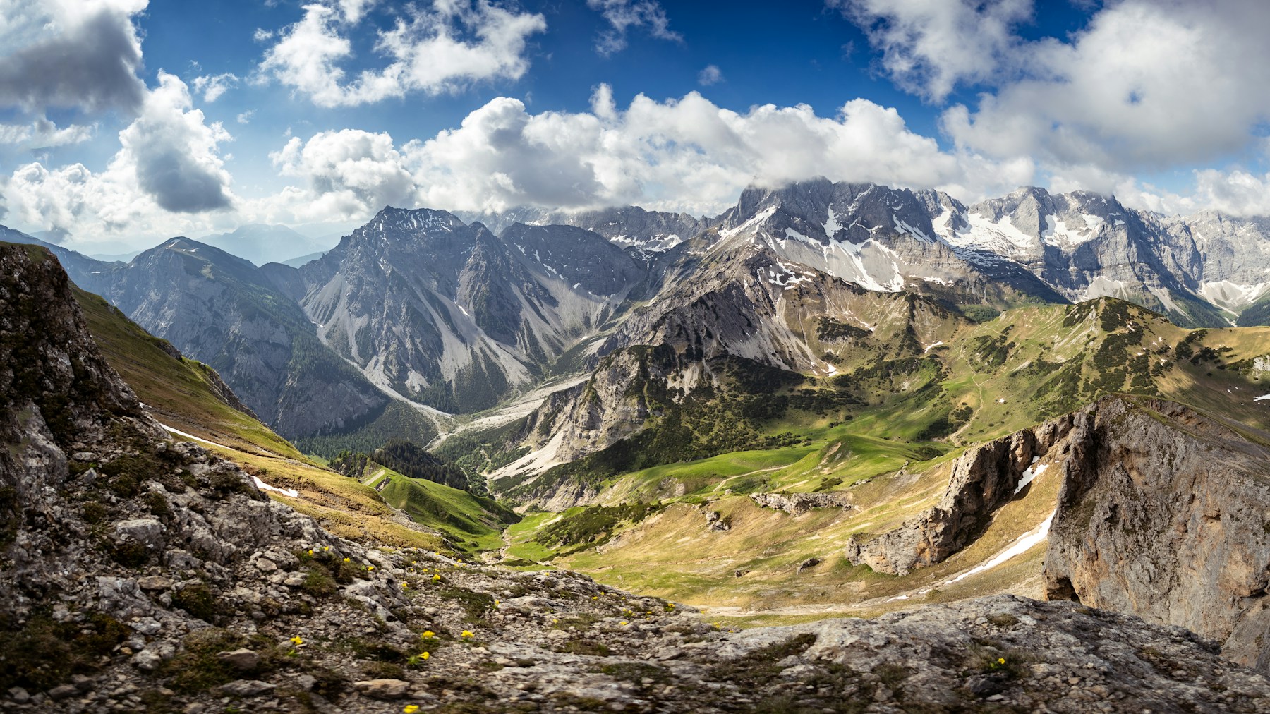 Gestaffelte Bergketten im weichen Abendlicht