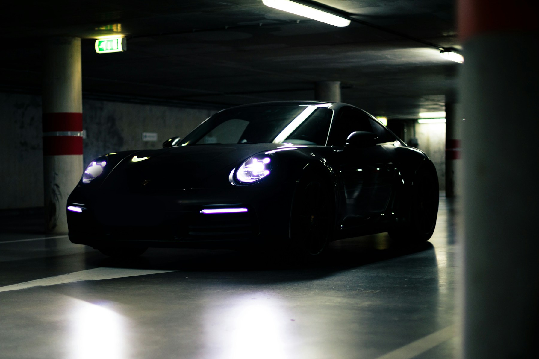Schwarzer Sportwagen in einer Garage